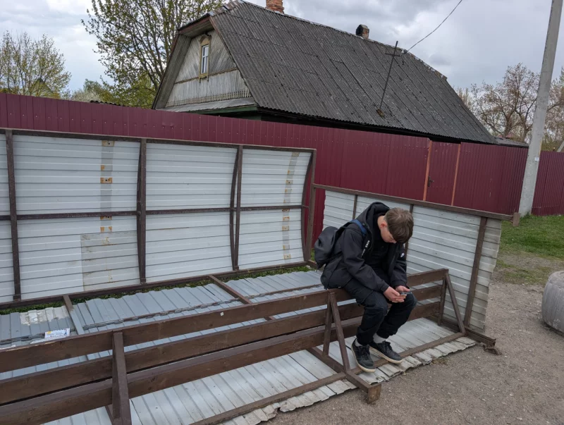 Унесённая ветром. На Скрипочке повалило остановку. Фотофакт