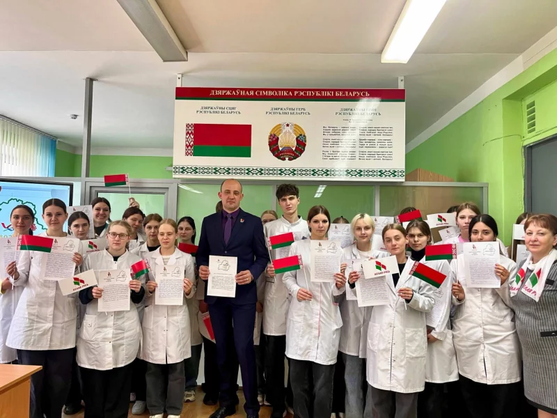 Студенты бобруйского медколледжа написали диктант в рамках проекта «Гвоздика Победы»