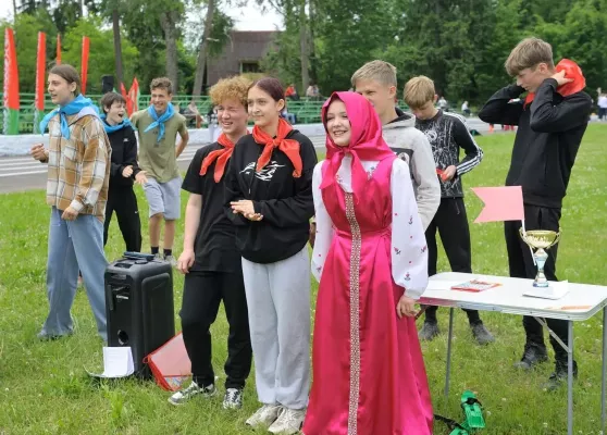 Работники районного Центра творчества Бобруйска в образах Маши и Медведя провели спортивные эстафеты для детей