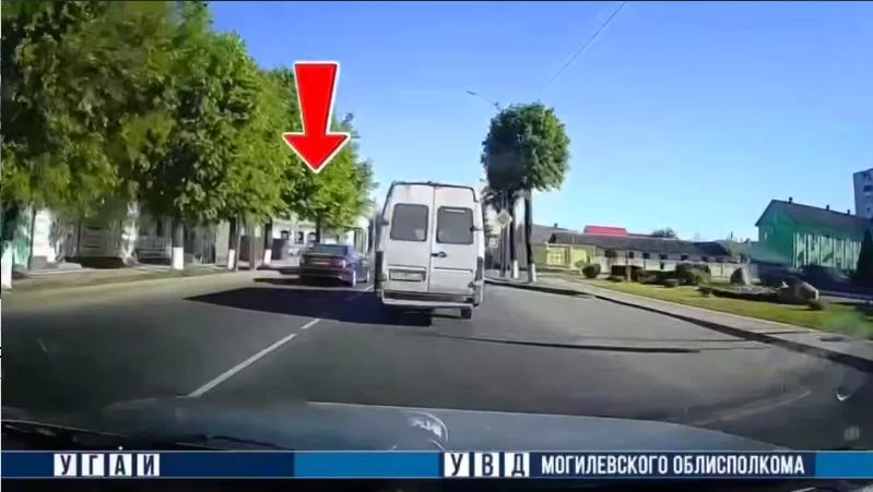 Госавтоинспекция Бобруйска наказала водителя Mercedes за грубый обгон на перекрестке