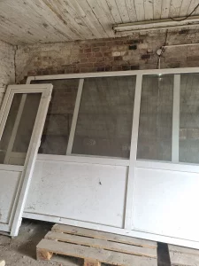 ПВХ перегородки с дверью