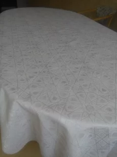 Скатерть белая для овального стола, грязеотталкивающая ткань