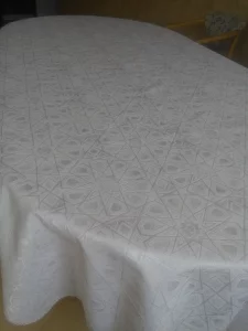 Скатерть белая для овального стола, грязеотталкивающая ткань