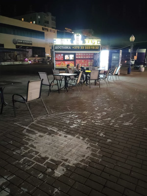 Эстетика родного города. Краску разлили, её растоптали, никто не убирает а люди думают что так и надо. Скажу откровенно, так не надо.