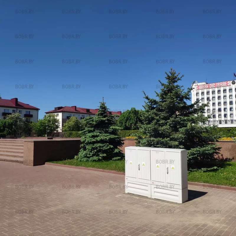 На площади Ленина заменили трансформаторные будки. Вместо больших железных поставили маленькие и пластмассовые. Красота!