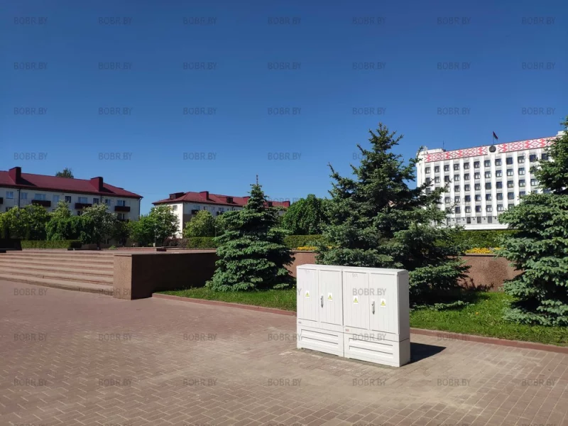 На площади Ленина заменили трансформаторные будки. Вместо больших железных поставили маленькие и пластмассовые. Красота!