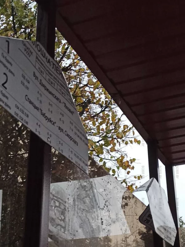 В крутом состоянии новая остановка на Площади победы: мало того что расписания погнуты, так ещё и с крыши течет на лавочки внутри остановки. Все для людей... Ну и следы от объявлений - классика
