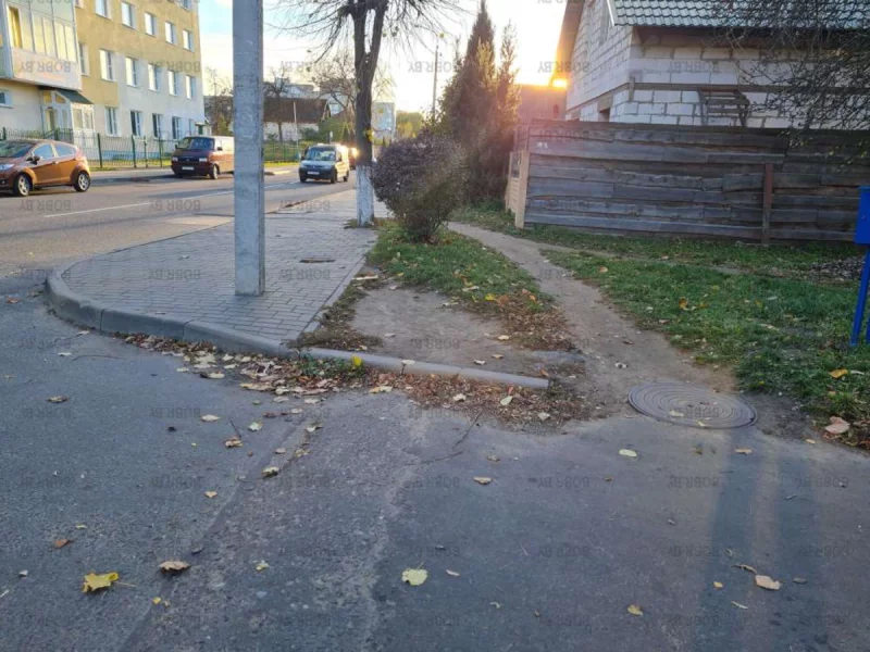 Если государство не может сделать безбарьерную среду, то люди сами вытопчут тропинки в обход бордюров