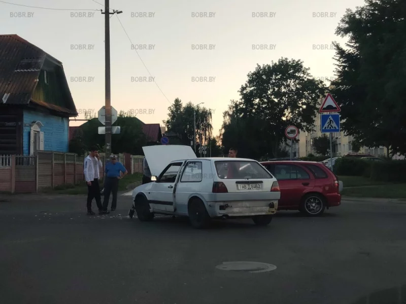 Один из самых аварийных перекрестков города. Уже на протяжении последних 10 лет здесь постоянные аварии. ГАИ ау!