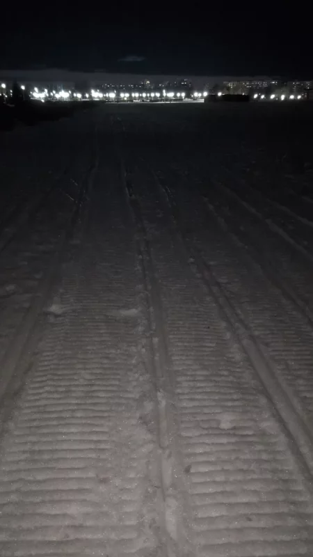 Удивительно, но факт: лыжня возле Арены обновляется до сих пор и по ней даже катаются