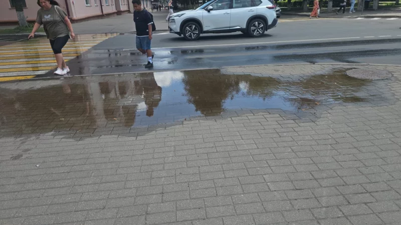 На площади что-то льётся из люка