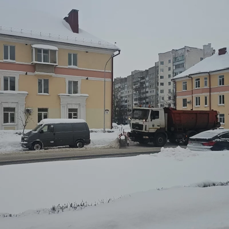 Припаркованные авто мешают чистить Минскую