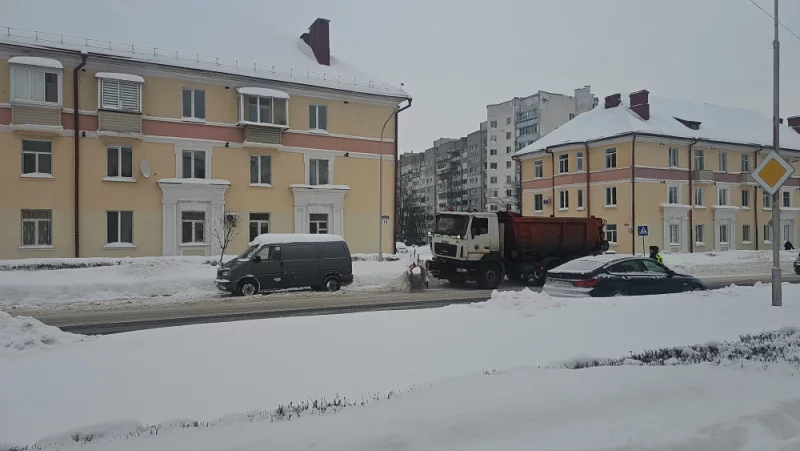 Припаркованные авто мешают чистить Минскую
