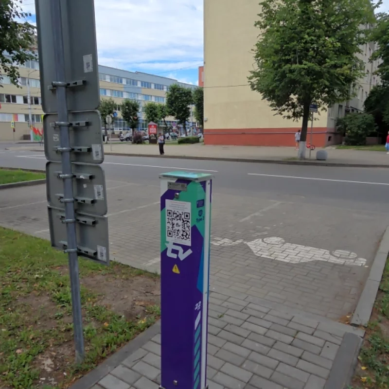 Зарядка для электромобилей, а машин На ней почти никогда нет, может автовладельцы не знают что здесь построили зарядку?
