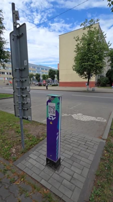 Зарядка для электромобилей, а машин На ней почти никогда нет, может автовладельцы не знают что здесь построили зарядку?