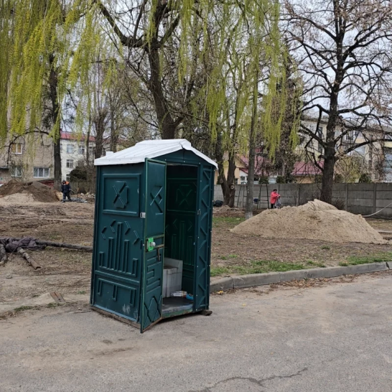 В районе площади, установили биотуалет