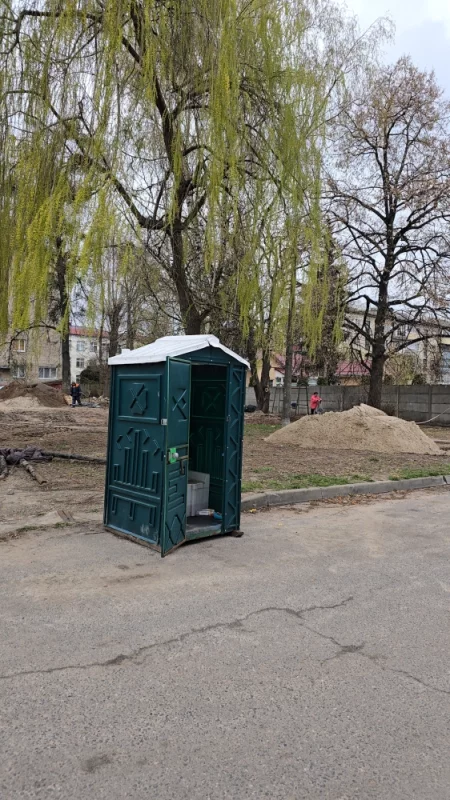 В районе площади, установили биотуалет
