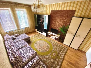 Сталинка в центре, 3-х комнатная квартира, 78 м², потолки – 3 метра