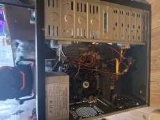 Монитор и системный блок в рабочем состоянии