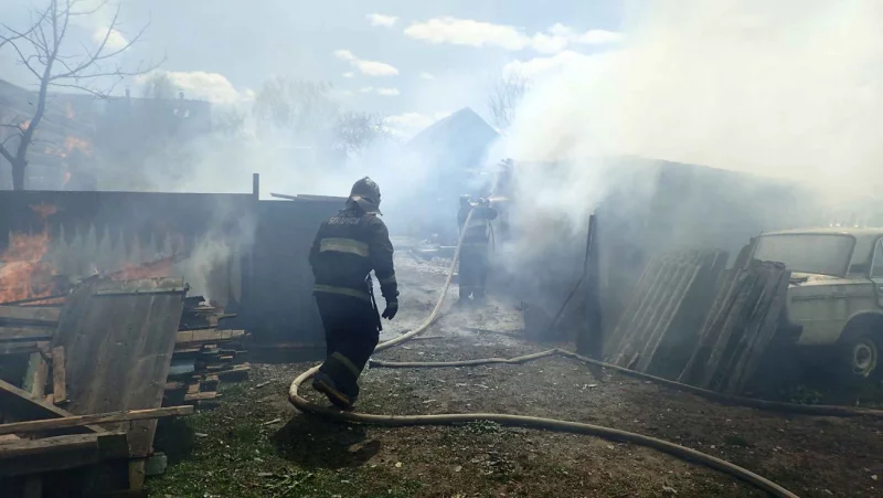 Горели жилой дом и гараж: за один день в Бобруйском районе произошло два пожара