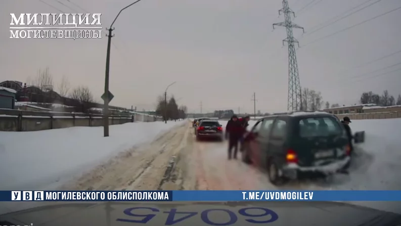 Патрульные Бобруйска помогли автомобилистке, застрявшей в снегу