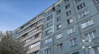 В Бобруйске спасатели МЧС вызволили альпиниста, запутавшегося в снаряжении при покраске 9-этажного дома