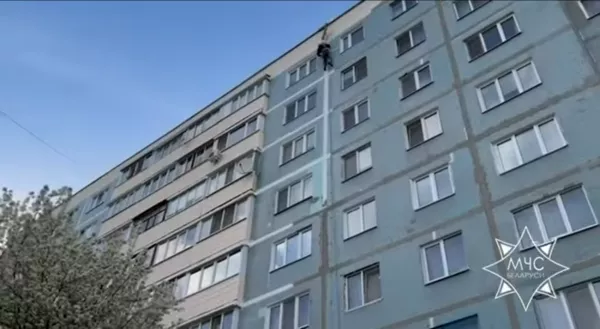 В Бобруйске спасатели МЧС вызволили альпиниста, запутавшегося в снаряжении при покраске 9-этажного дома