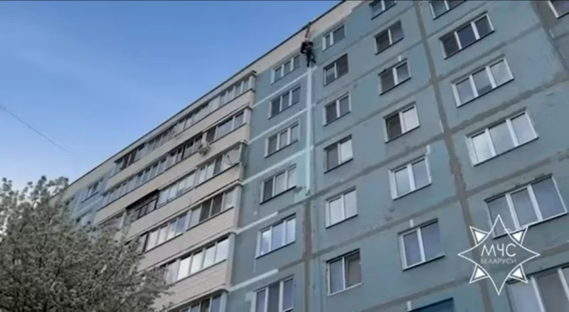 В Бобруйске спасатели МЧС вызволили альпиниста, запутавшегося в снаряжении при покраске 9-этажного дома