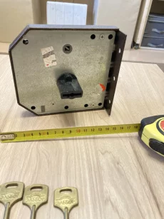 Замок новый накладной