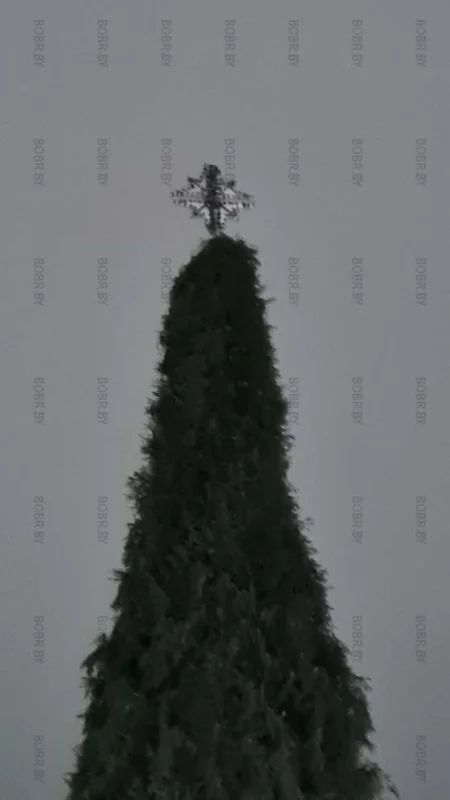 Как то криво звезду на ёлочке установили...