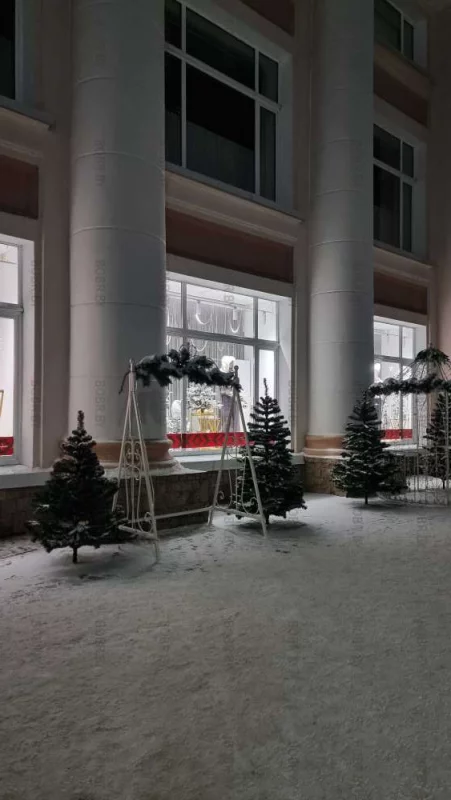 Уникальная по своей красоте фотозона возле универмага.