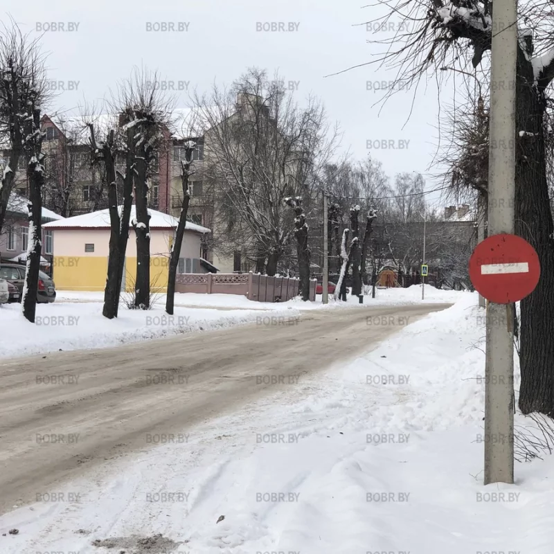 На Чонгарской появился «кирпич»? Или его забыли снять?