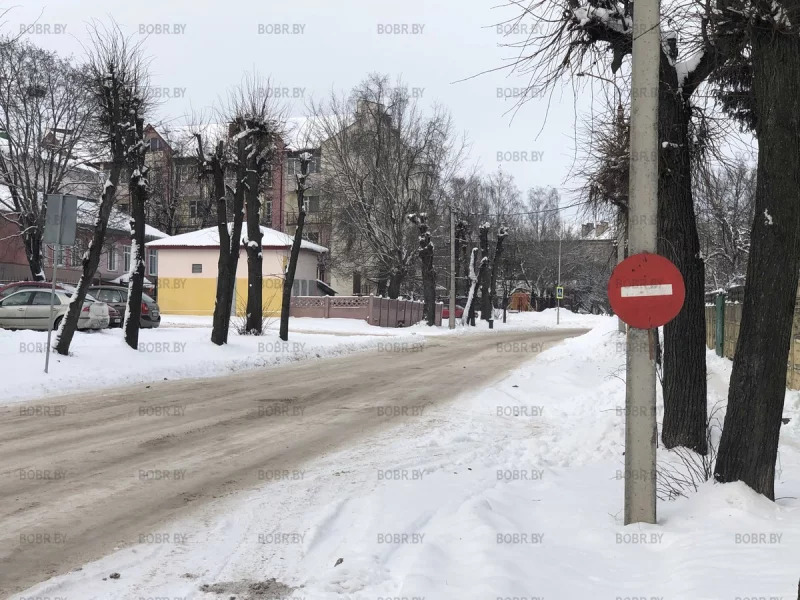 На Чонгарской появился «кирпич»? Или его забыли снять?