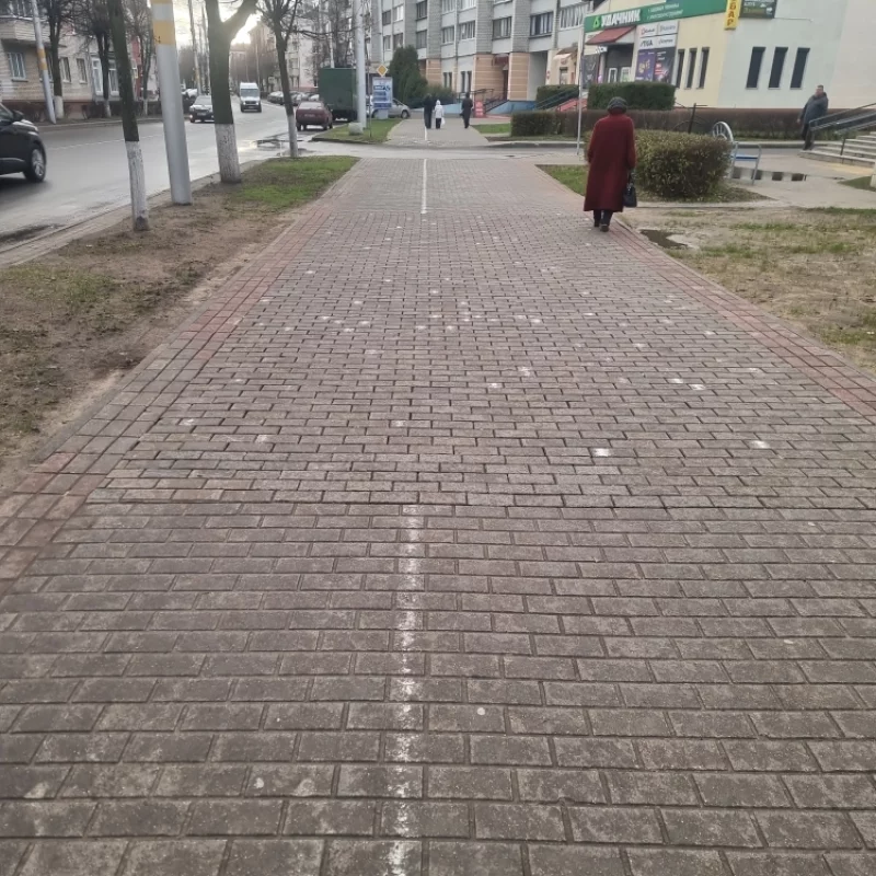 Проводили ремонт коммуникаций, но линию разметки нанести на плитку не смогли и плитку сложили в разнобой.