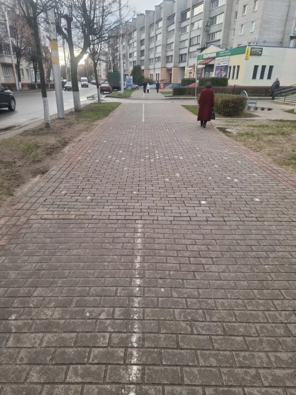 Проводили ремонт коммуникаций, но линию разметки нанести на плитку не смогли и плитку сложили в разнобой.