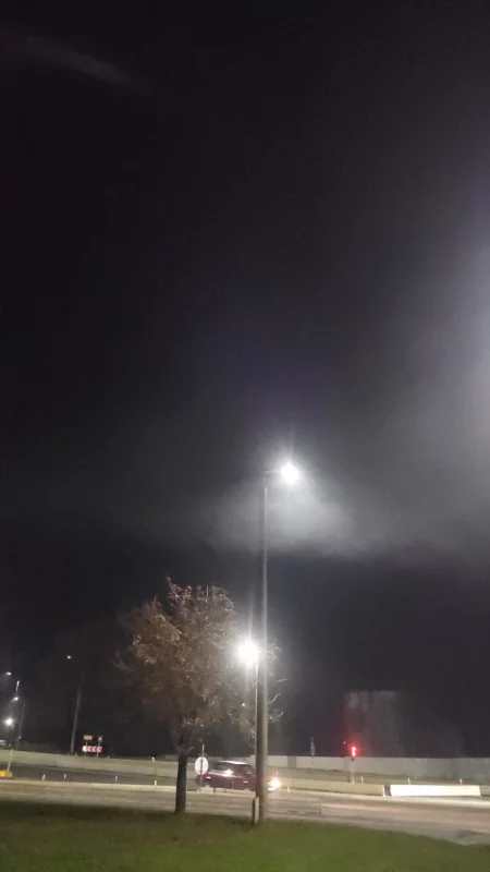 Над городом дымный смог. Люди активно топят печи