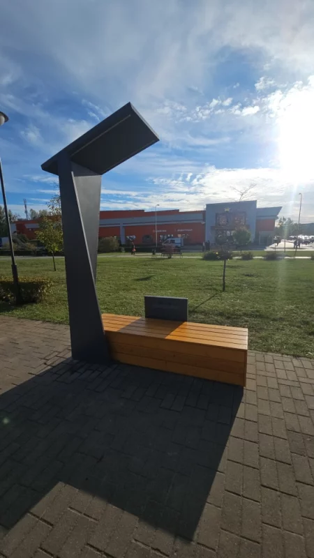 Новые скамейки с подсветкой и usb-зарядками в Молодёжном парке