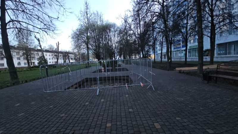 Огородами клумбы, привезли доски. Интересно,  что это будет?