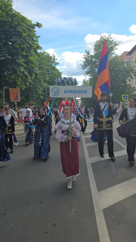 Торжественная Счастье по улице Социалистической