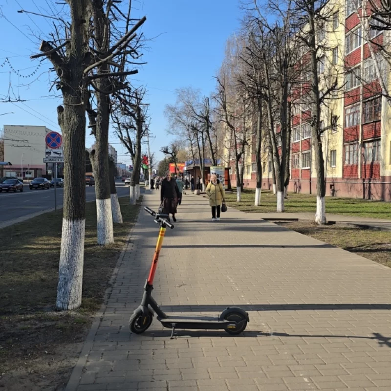 Кто-то Гениально поставил самокат, чтобы никому он не мешал.