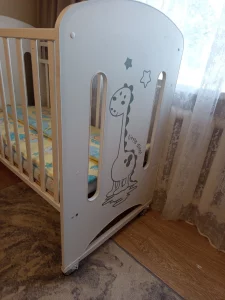Кроватка детская с матрасом и на колесиках. Бесплатная доставка