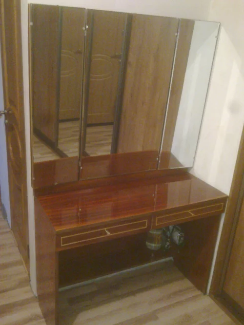 Стол туалетный с зеркалом