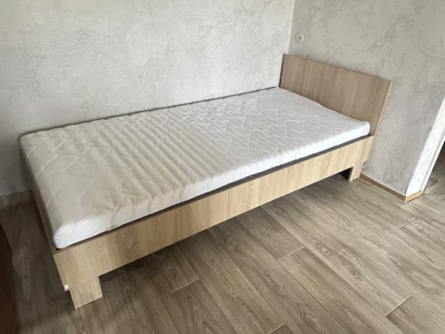 Кровать с матрасом