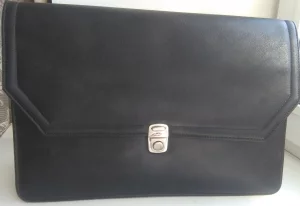 Объёмная чёрная папка с клапаном на замке