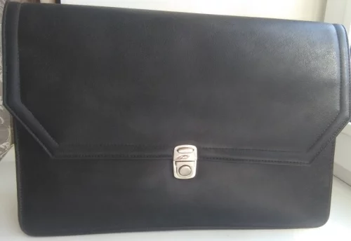 Объёмная чёрная папка с клапаном на замке