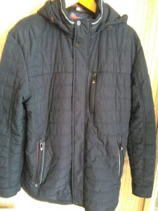 Куртка демисезонная со съемным капюшоном .