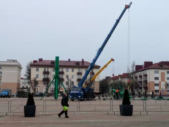 На площади Ленина начался монтаж елки