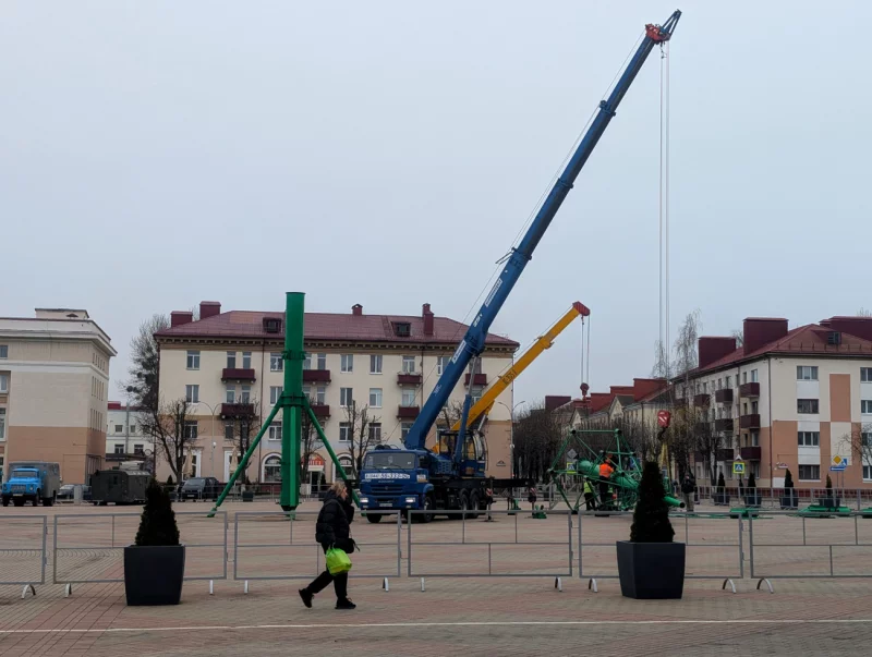На площади Ленина начался монтаж елки