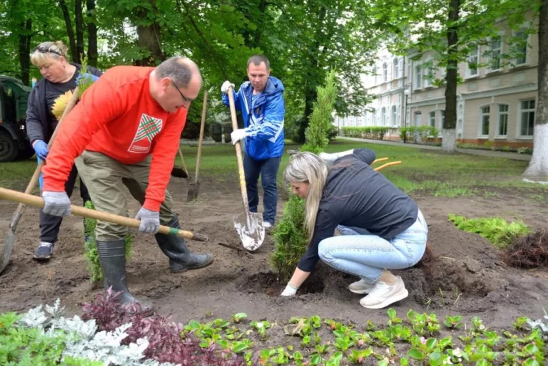 Депутаты Бобруйска озеленили сквер у памятника освободителям
