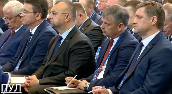Лукашенко приказал чиновникам раз в неделю работать до 20:00 и чаще говорить об этом в СМИ. Что ещё в указе «О дебюрократизации»?